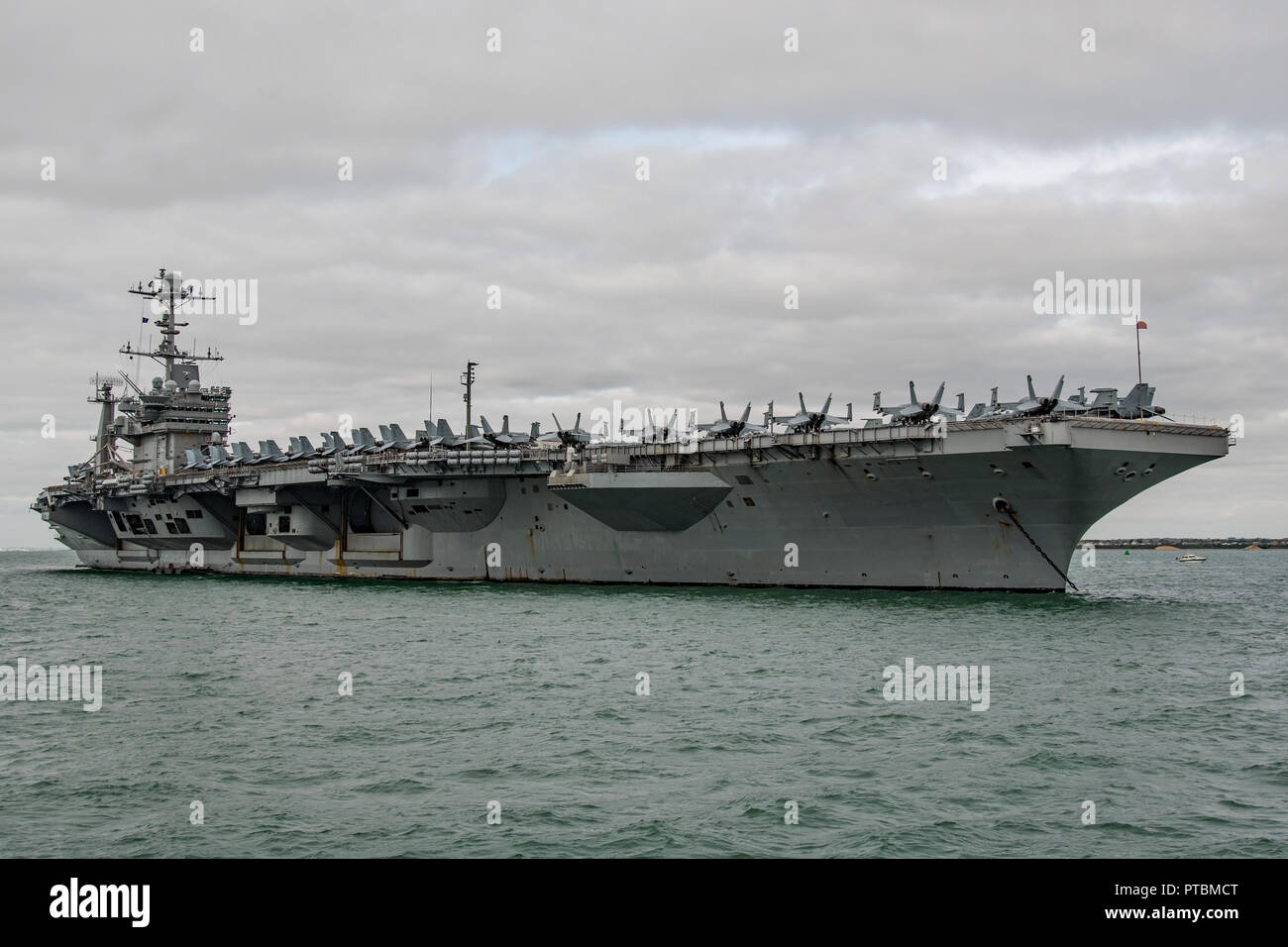 US Navy navi da guerra, la portaerei USS Harry S Truman (CVN 75) ad ancorare nel Solent per visitare Portsmouth, Regno Unito tra il 6th-10th October 2018. Foto Stock