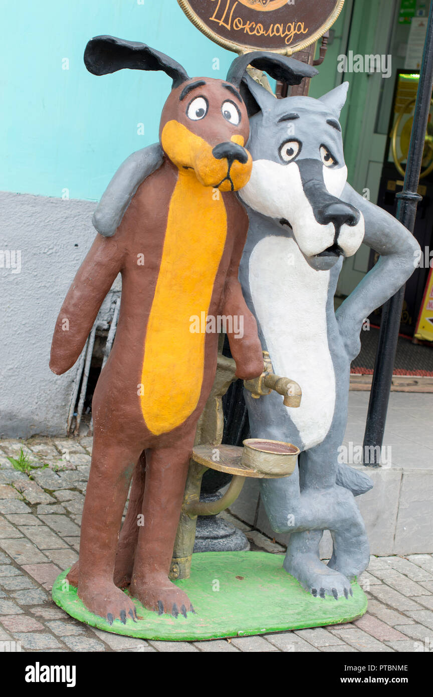 Bambole del cane e Wolf sono per le strade della città e offrono una cioccolata calda. La scultura. Vladimir. La Russia. Foto Stock