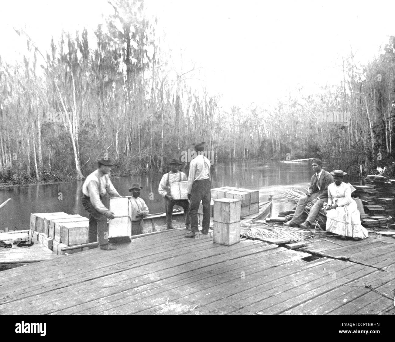 Caricamento di arance sul fiume Ocklawaha, Florida, Stati Uniti d'America, c1900. Creatore: sconosciuto. Foto Stock