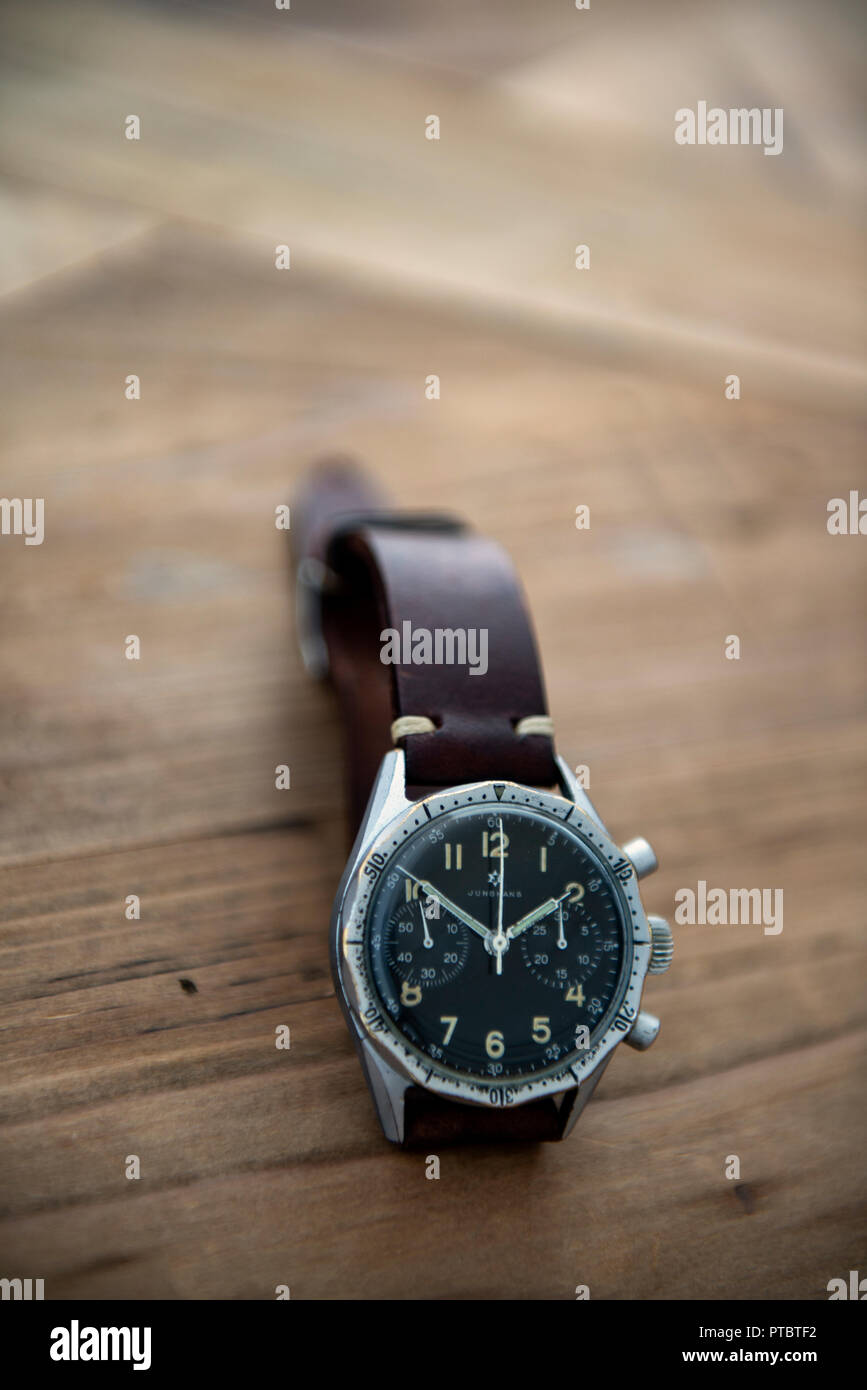 Junghans J88 Luftwaffe rilasciato militare orologio da polso da anni  cinquanta Foto stock - Alamy