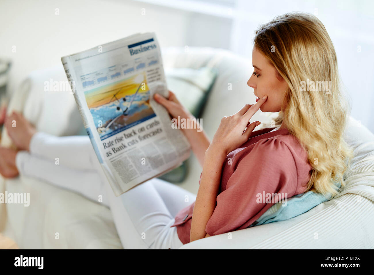La donna la lettura di una carta finanziaria Foto Stock