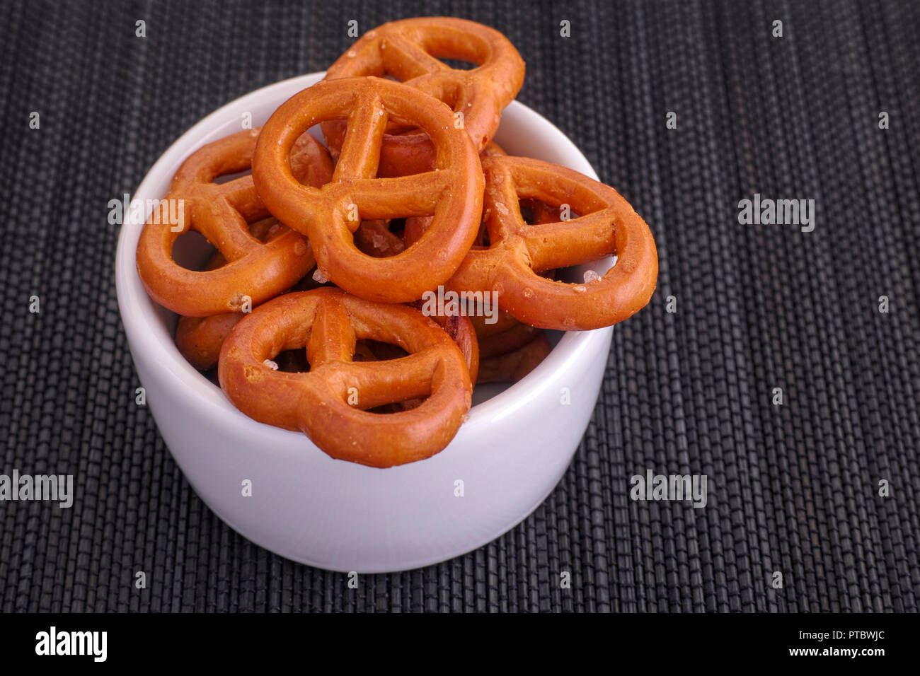 Salati Mini pretzel in una ciotola bianco. Close up. Foto Stock