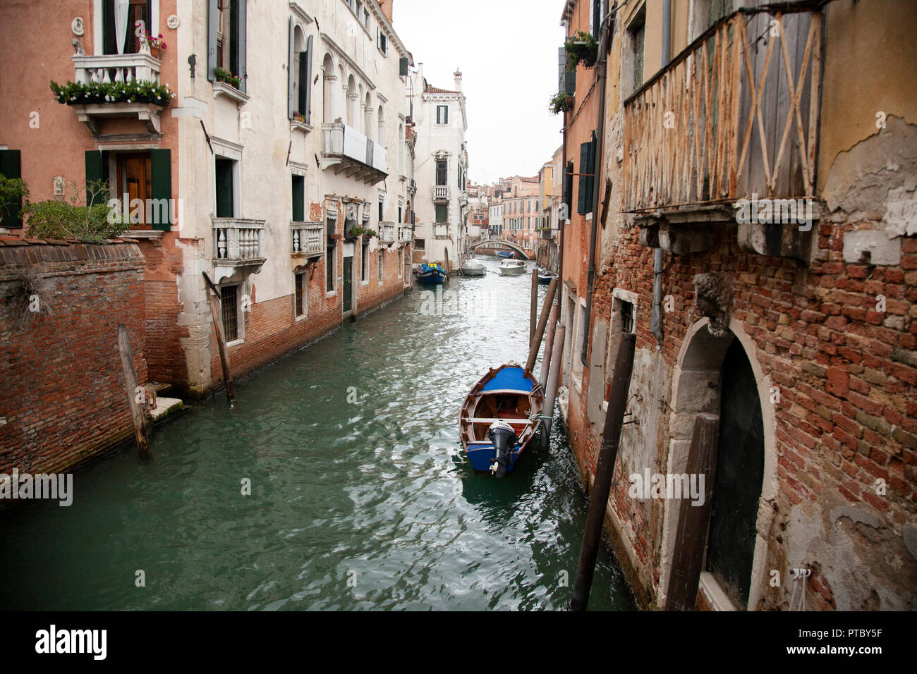 Barca ormeggiata nel canale di Venezia, Italia Foto Stock