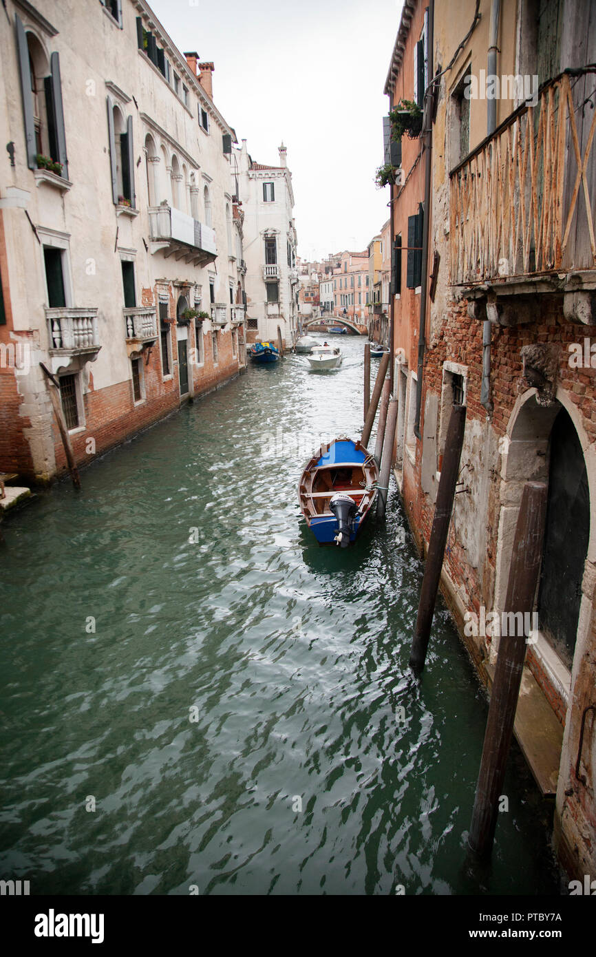 Uno dei canali di Venezia,Italia con barche ormeggiate e ingresso alla home Foto Stock