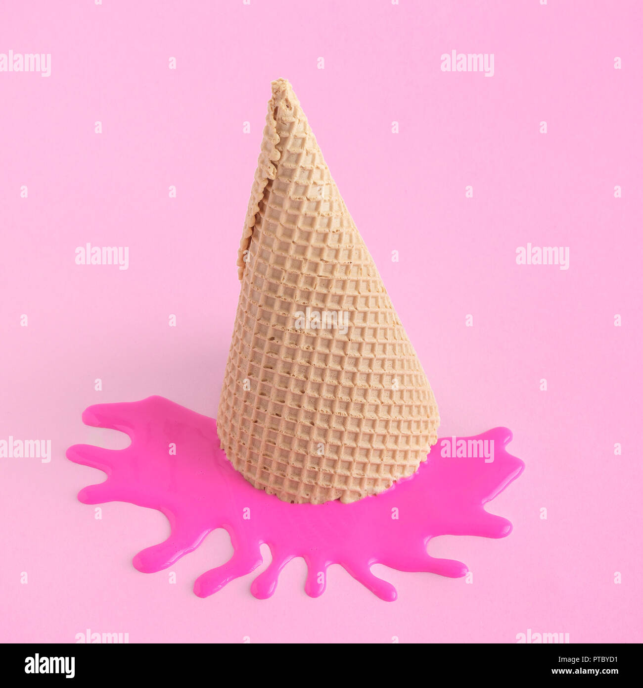 Elevato angolo di visione del gelato contro di rosa pastello minima di sfondo concetto creativo. Foto Stock