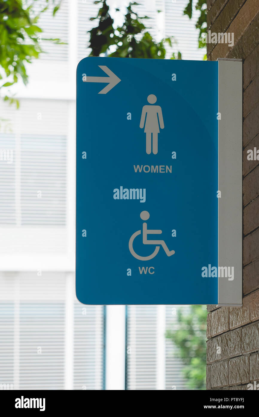 Moderni servizi igienici pubblici segno sulla parete ,donne WC indicazioni per la toilette. Foto Stock