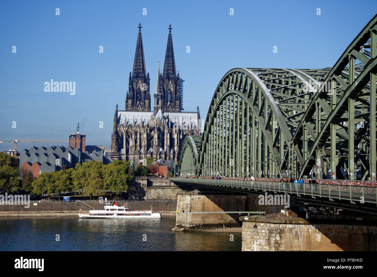 Il famoso ponte di Hohenzollern oltre il Fiume Reno nel centro di Colonia. Uno dei più trafficati ponti ferroviari in Germania Foto Stock