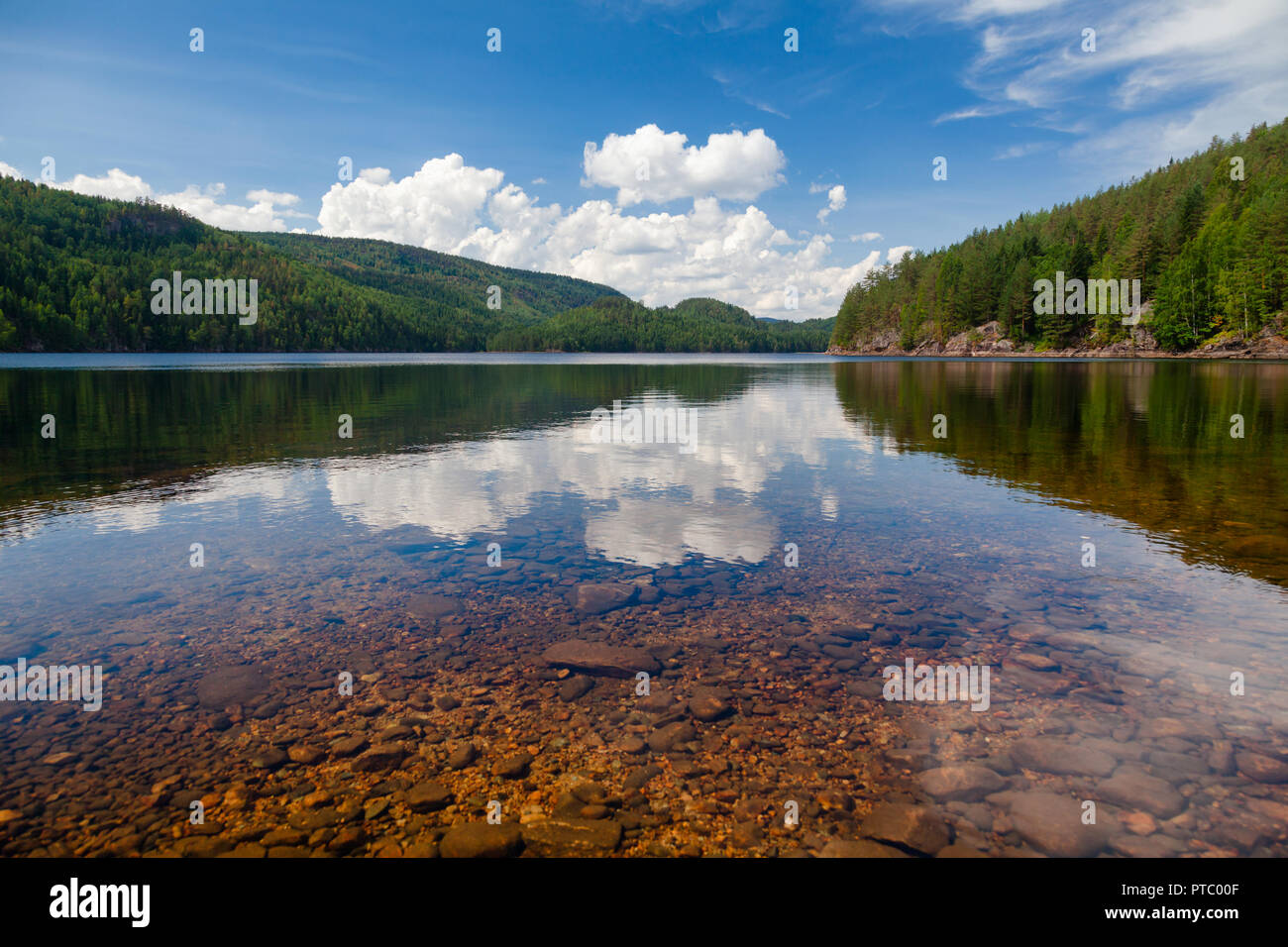 Acque cristalline del lago Langen nella contea di Telemark, Norvegia meridionale Foto Stock
