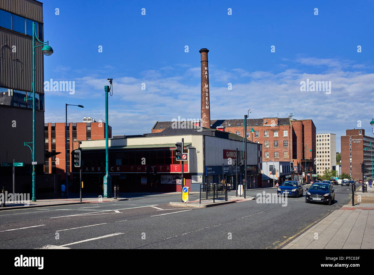 Garrick Theatre con museo del cappello in background in Stockport vicino al Manchester guardando a Nord dalla A6 road Foto Stock