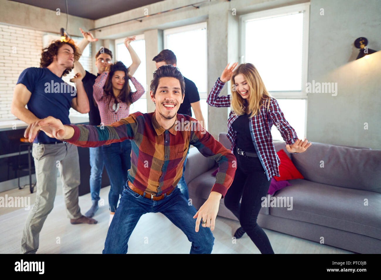 Amici ballare il divertimento a uno studente del partito in appartamento Foto Stock