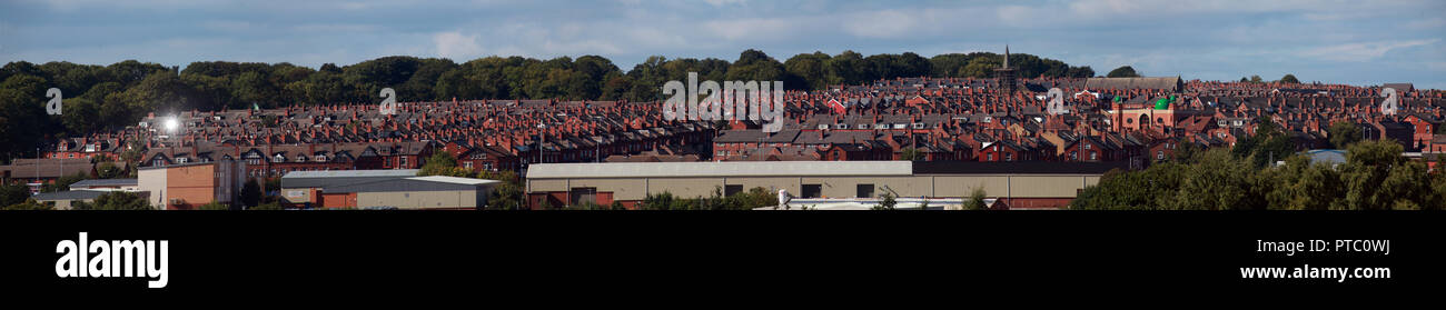 Tetti dalle righe di alloggiamento a schiera in Beeston , Leeds. Foto Stock