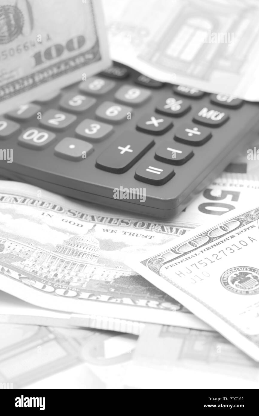 Calcolatrice sfocata dollaro ed euro sullo sfondo di denaro come il concetto di successo delle differenze di prosperità e di business Foto Stock