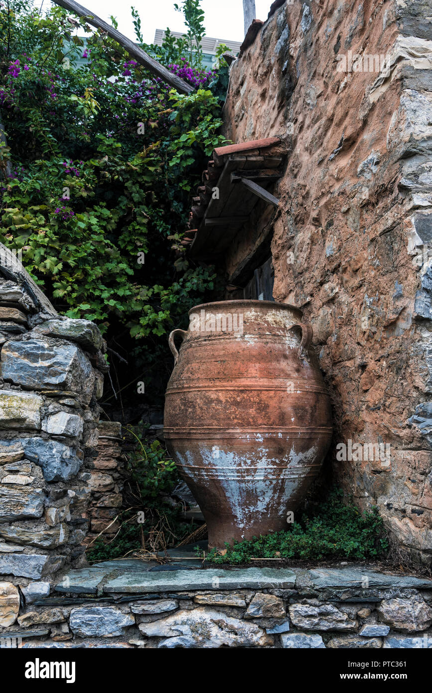 Un vecchio Anfora in Patitiri Città Vecchia, Alonissos, Sporadi settentrionali della Grecia. Foto Stock