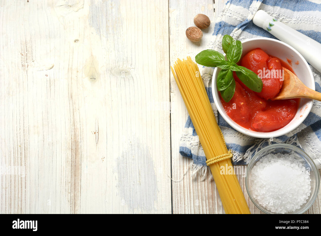 Italiano di pomodori pelati nella ciotola bianco - primo piano Foto Stock
