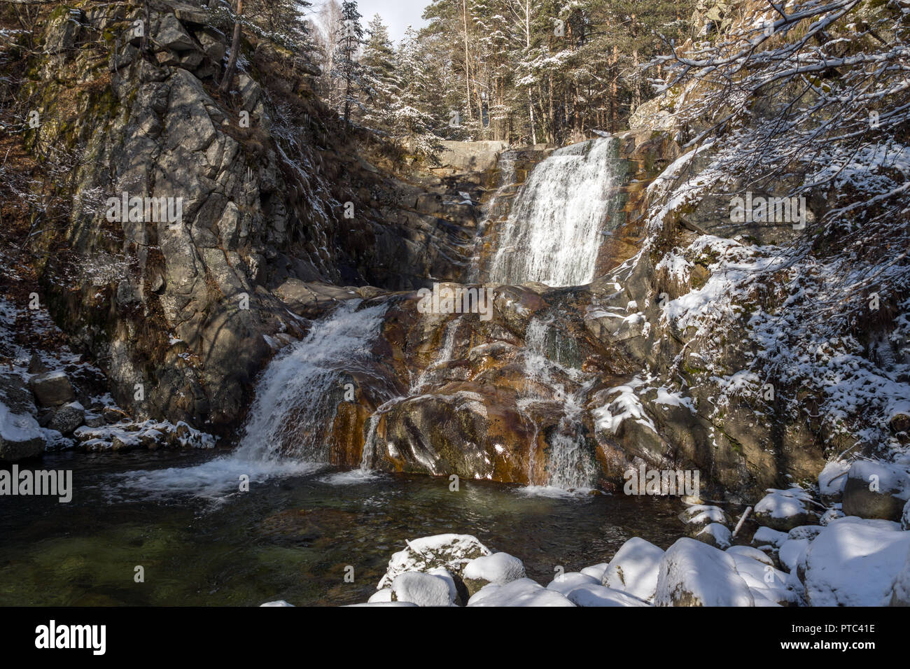 Paesaggio invernale di Popina Laka cascata vicino alla città di Sandanski, montagna Pirin, Bulgaria Foto Stock