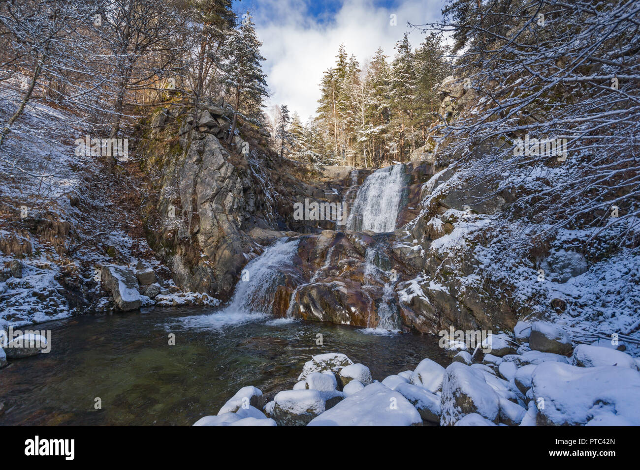 Paesaggio invernale di Popina Laka cascata vicino alla città di Sandanski, montagna Pirin, Bulgaria Foto Stock