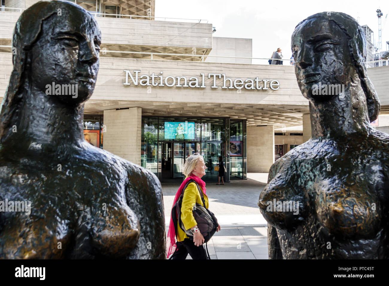 Londra Inghilterra,UK,Lambeth South Bank,Teatro Nazionale,esterno,scultura in bronzo,Londra Prezzo di Frank Dobson,donna donna donna donna donna donna,passerby,pedine Foto Stock