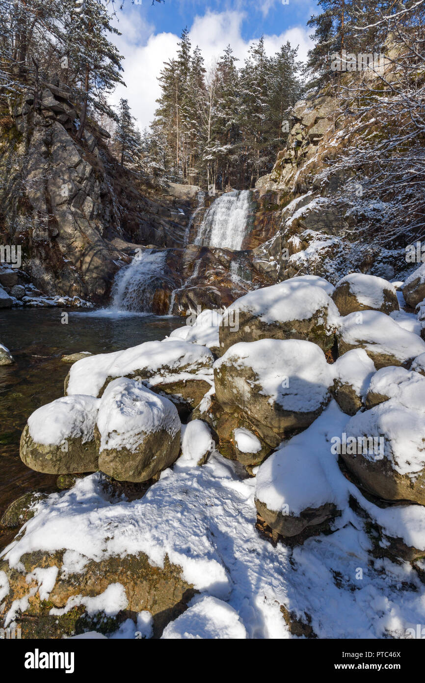 Paesaggio invernale di Popina Laka cascata vicino alla città di Sandanski, montagna Pirin, Bulgaria Foto Stock