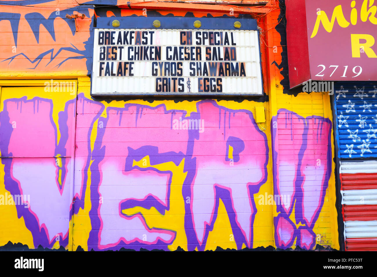 Colorati murali a trendy Mercato Orientale a Detroit, ora con caffetterie alla moda e magazzini rivitalizzato con illustrazioni, nel Michigan, Stati Uniti d'America Foto Stock