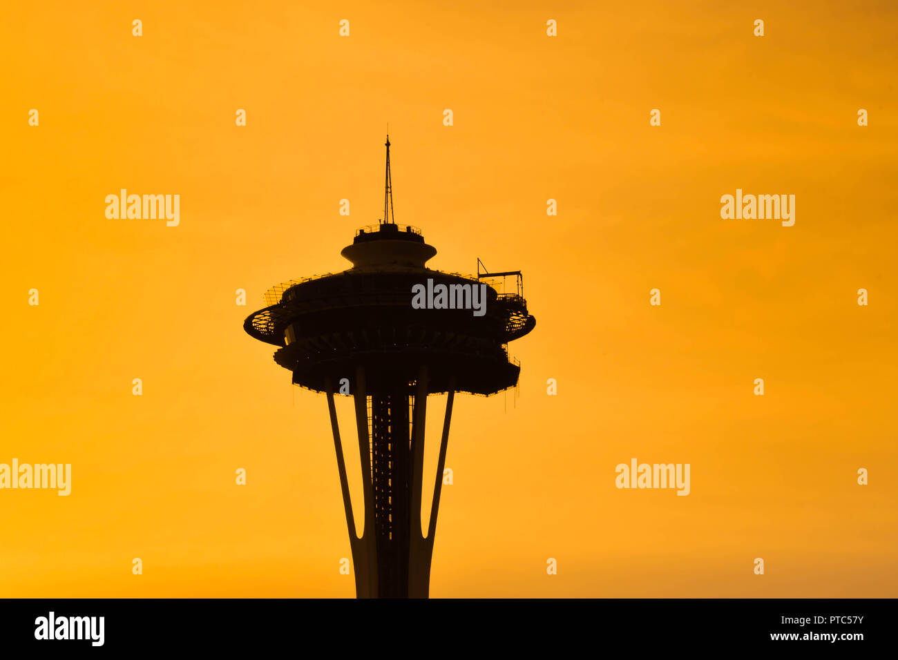 SEATTLE, WA, Stati Uniti d'America, - Giugno 2018: la parte superiore dello Space Needle a Seattle stagliano contro un Cielo di tramonto. Foto Stock