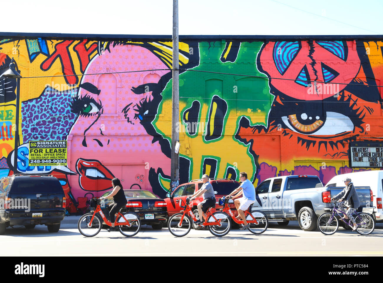 Colorati murali a trendy Mercato Orientale a Detroit, ora con caffetterie alla moda e magazzini rivitalizzato con illustrazioni, nel Michigan, Stati Uniti d'America Foto Stock
