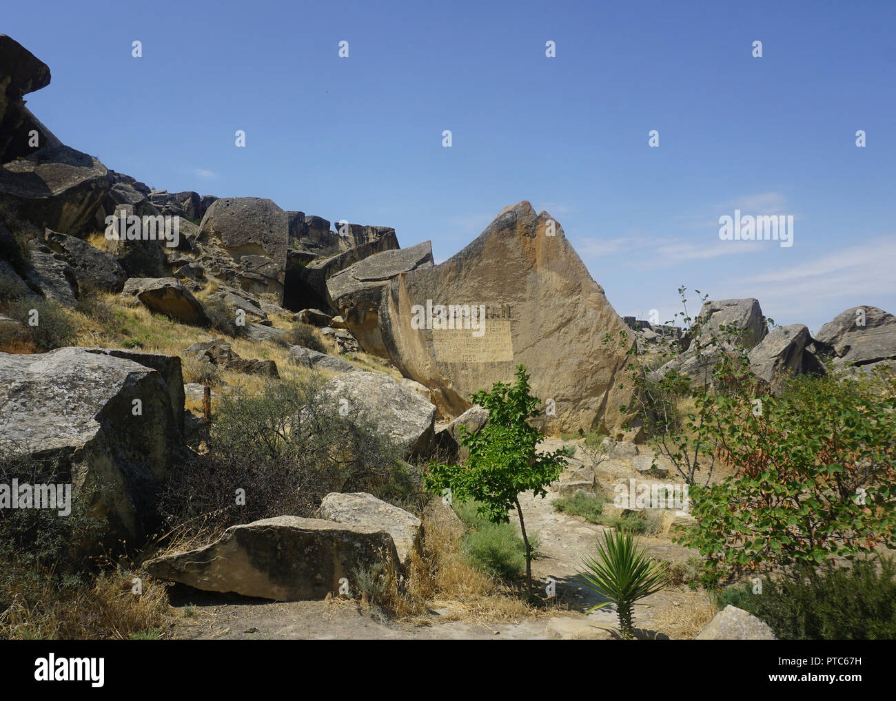 Qobustan Petroglyphes museo all'aperto Iscrizione sotto il cielo blu Foto Stock
