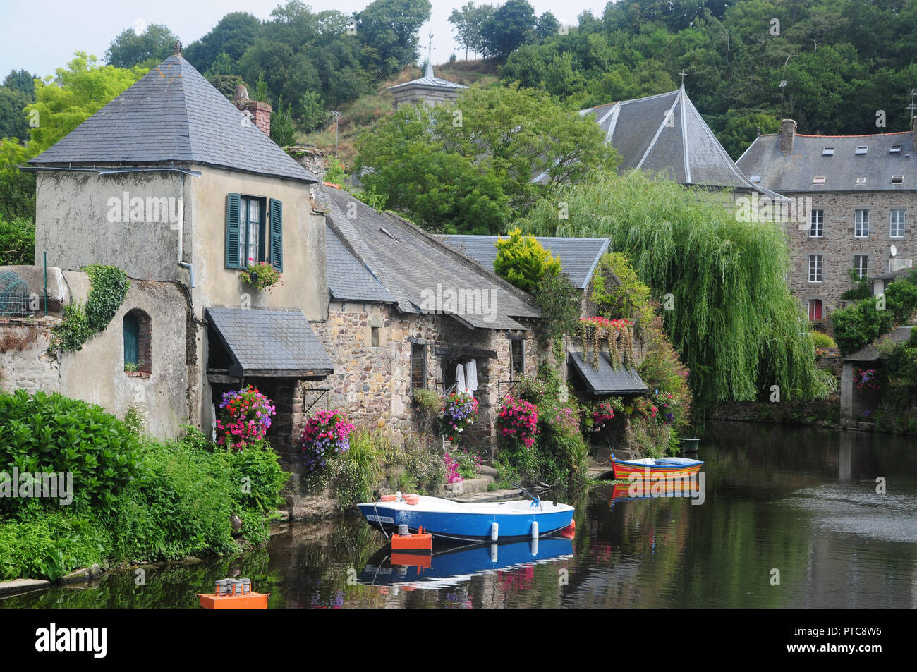Composizioni floreali dalle tradizionali riverside lavatoi, Pontrieux, Bretagna Francia Foto Stock