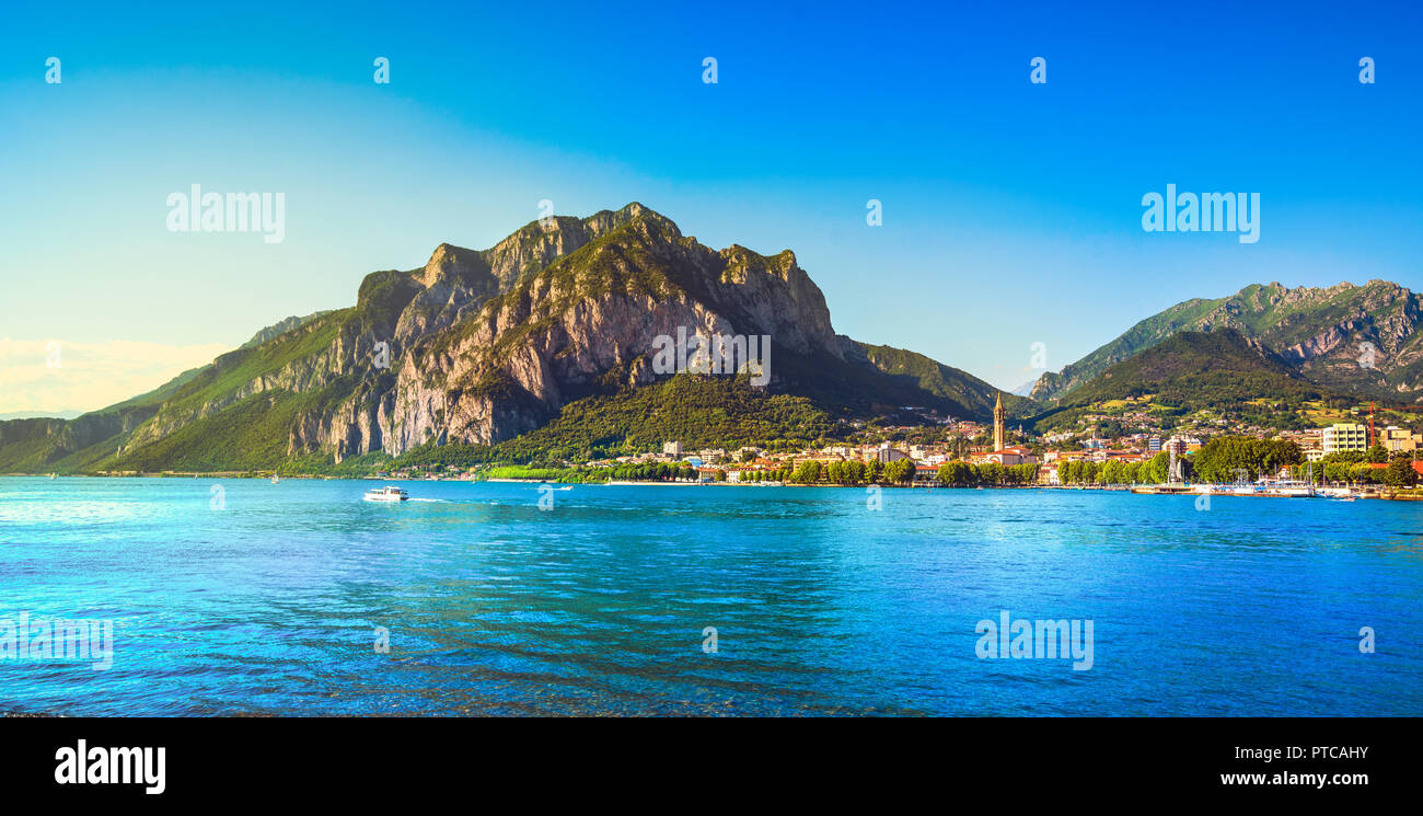 Città di Lecco a Como lake district. Italiano tradizionale villaggio sul lago. L'Italia, l'Europa. Foto Stock