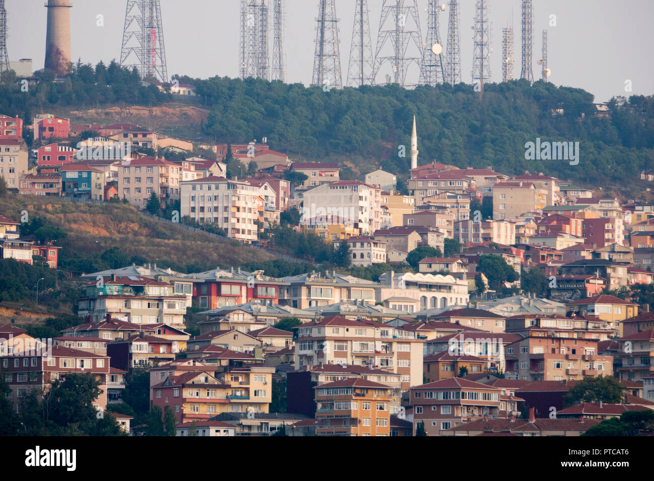 Camlica TRT torre televisiva e altre comunicazioni sopra torri di edilizia residenziale e appartamenti in Uskudar, Istanbul, Turchia Foto Stock