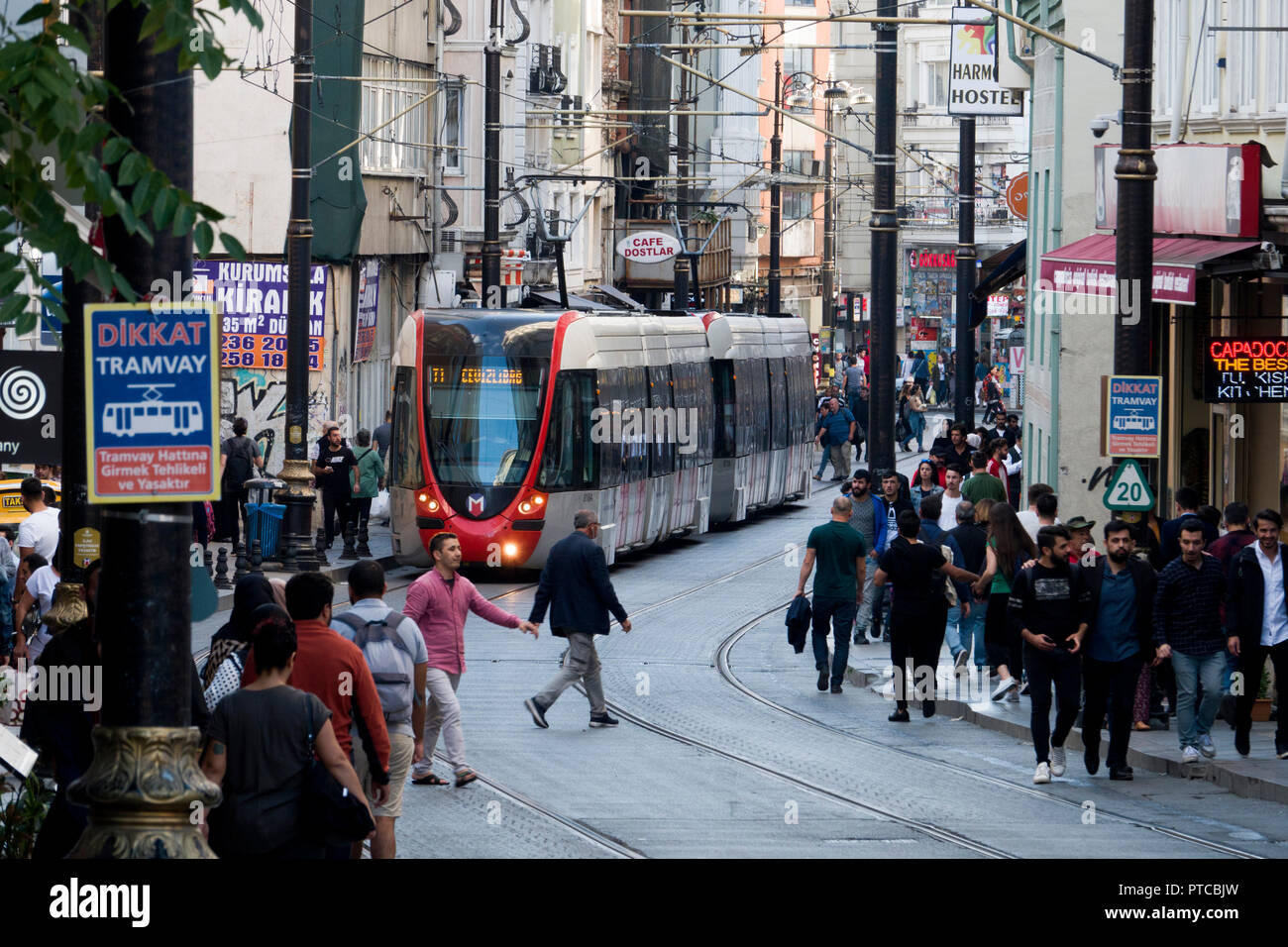 Tram e pedoni a Marmaray, Istanbul, Turchia Foto Stock