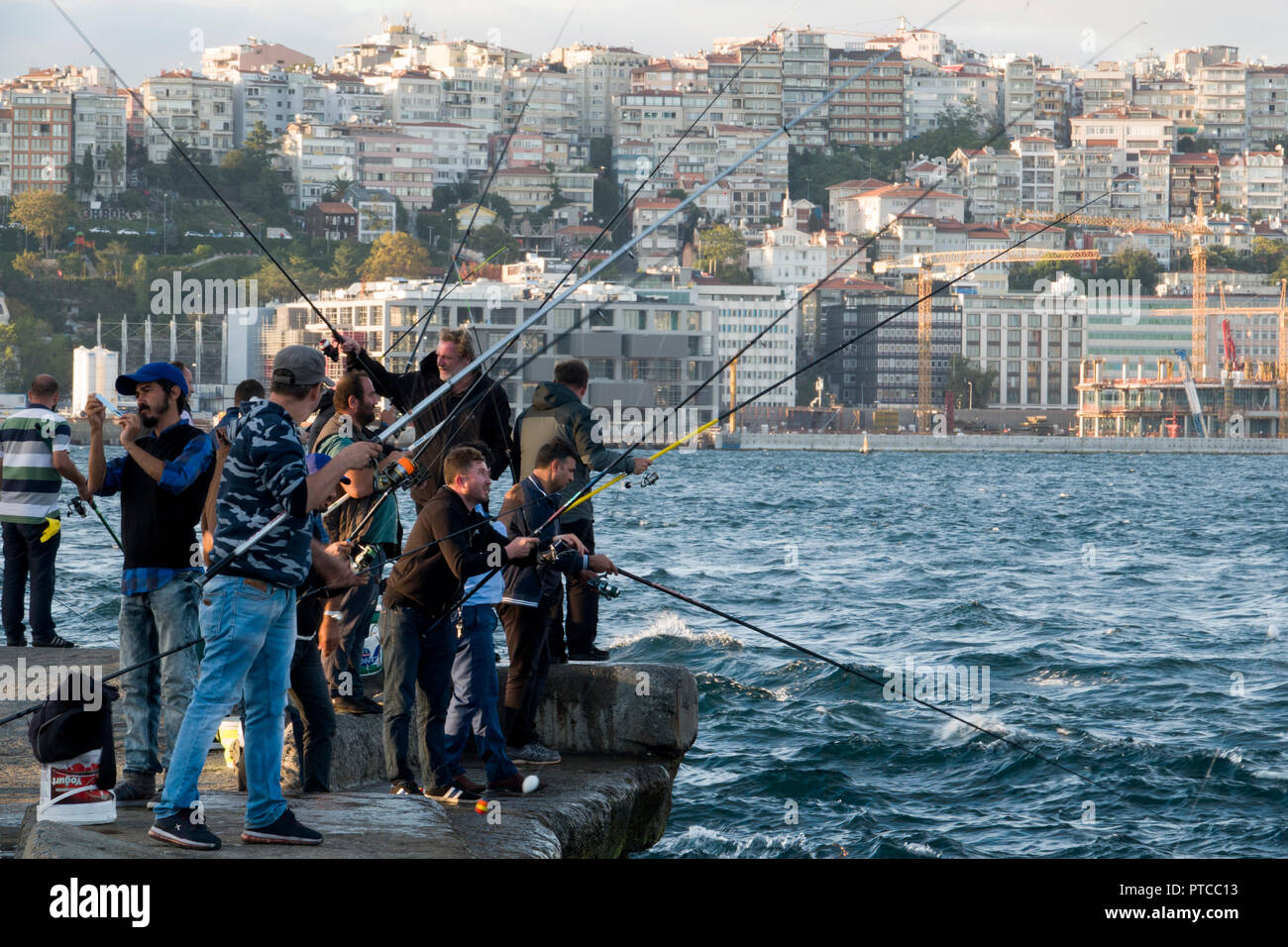 Bagno turco agli uomini la pesca sportiva lungo il Bosforo ad Istanbul in Turchia Foto Stock