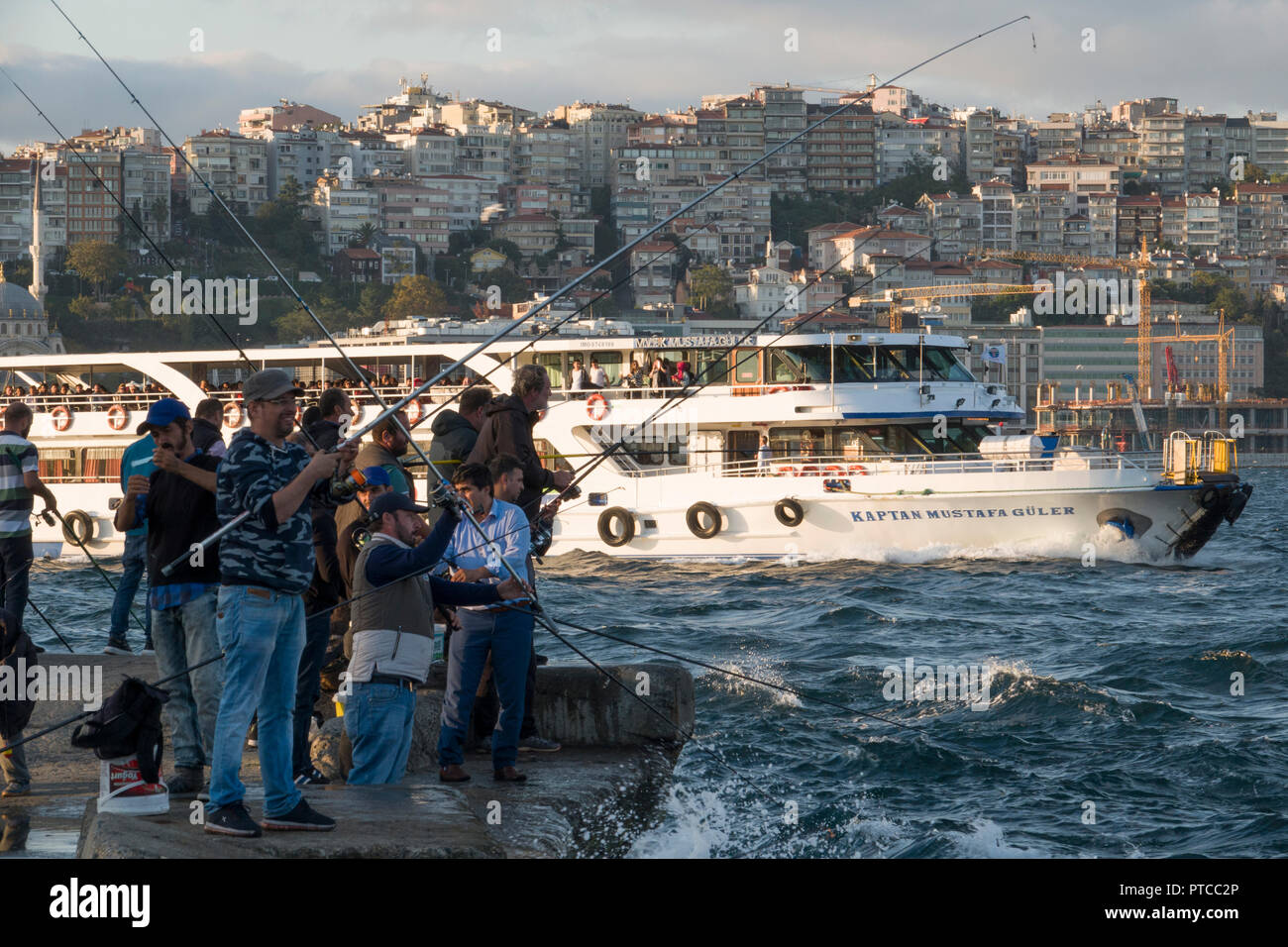 Bagno turco agli uomini la pesca sportiva lungo il Bosforo ad Istanbul in Turchia Foto Stock