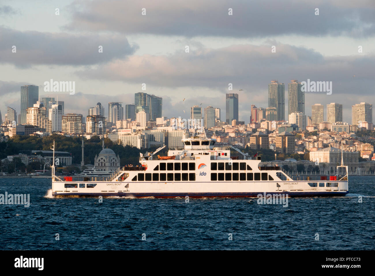 Traghetto passeggero sul Bosforo ad Istanbul in Turchia Foto Stock
