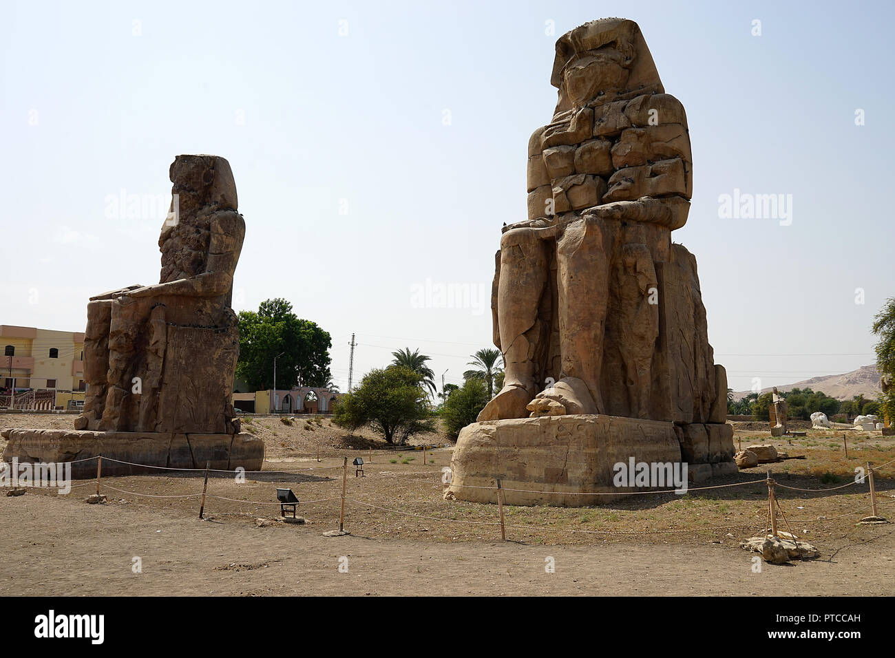 Memnone Colossi EGITTO Luxor rovina il Faraone Archeologia . Foto Stock