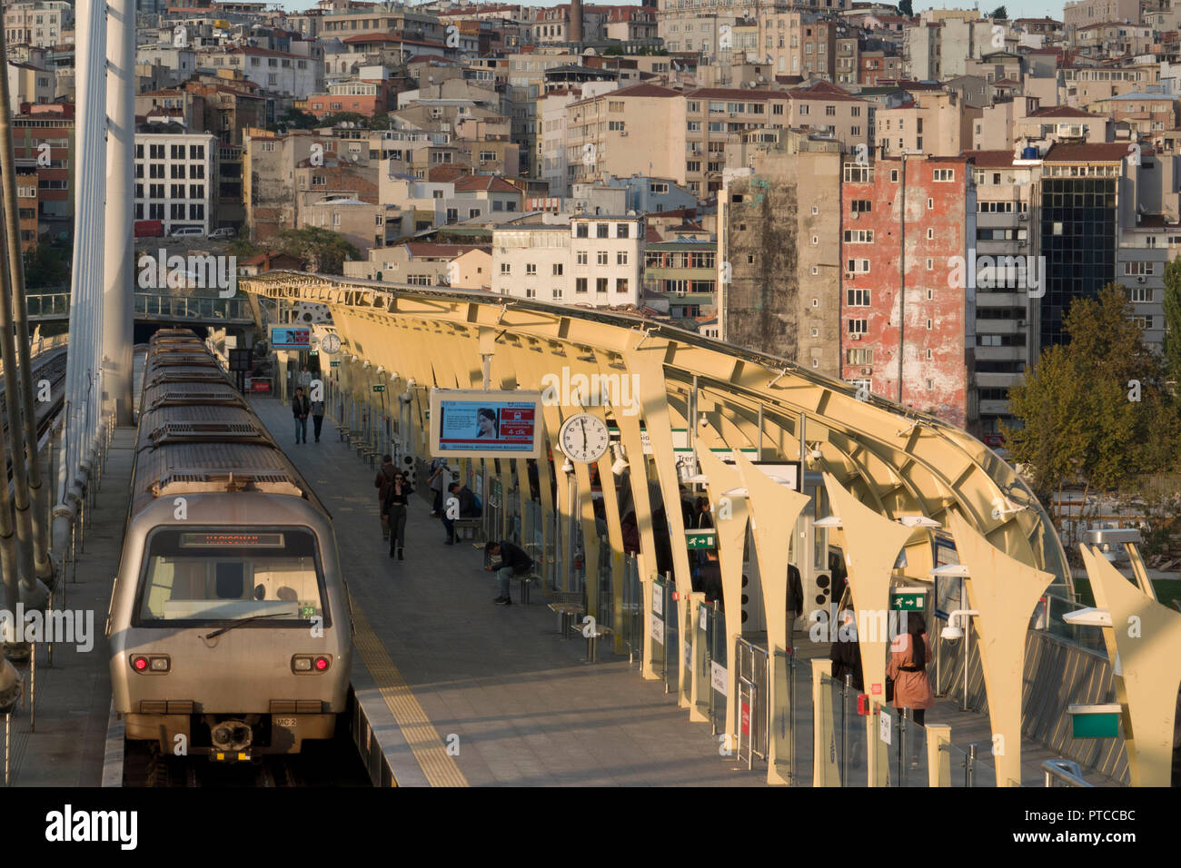 Treno della metropolitana alla stazione di Halic sul Golden Horn metro bridge ad Istanbul in Turchia Foto Stock