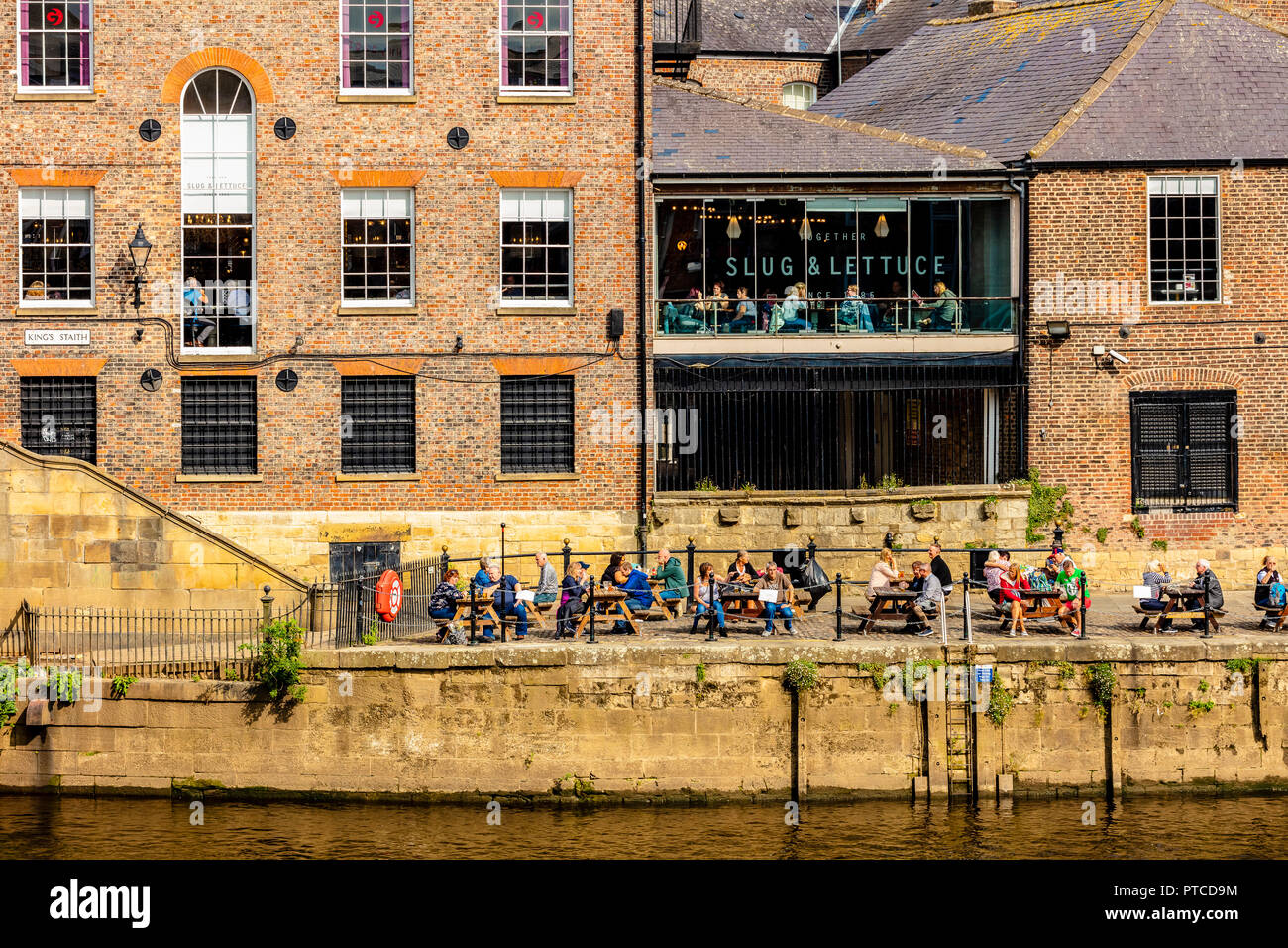 York, Regno Unito - 28 agosto 2018: fiume Ouse paesaggio urbano con il Lowther pub e Riverside pranzo spazio sociale Foto Stock