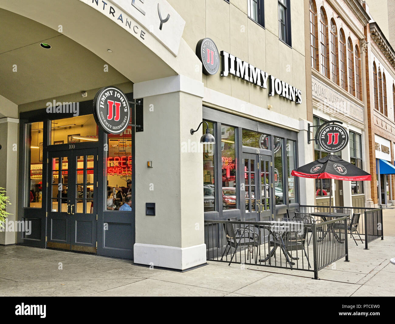 Jimmy John's fast food sandwich shop o ristorante esterno anteriore ingresso con piccolo patio nel centro di Montgomery in Alabama, Stati Uniti d'America. Foto Stock