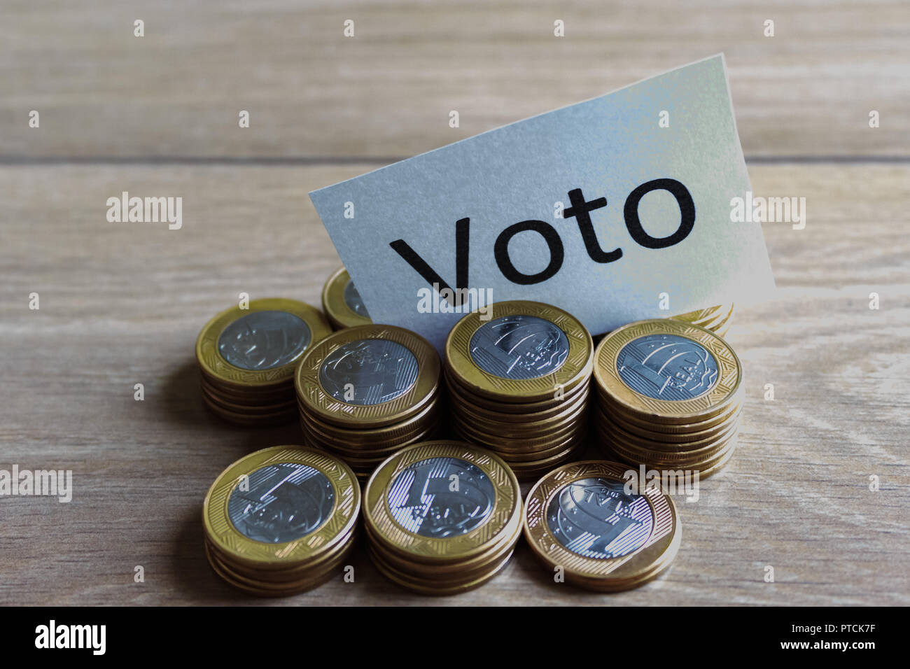 "Voto" (in portoghese: Votazione), la corruzione politica in Brasile e l'acquisto di voti alle elezioni. In un concetto di immagine. Foto Stock