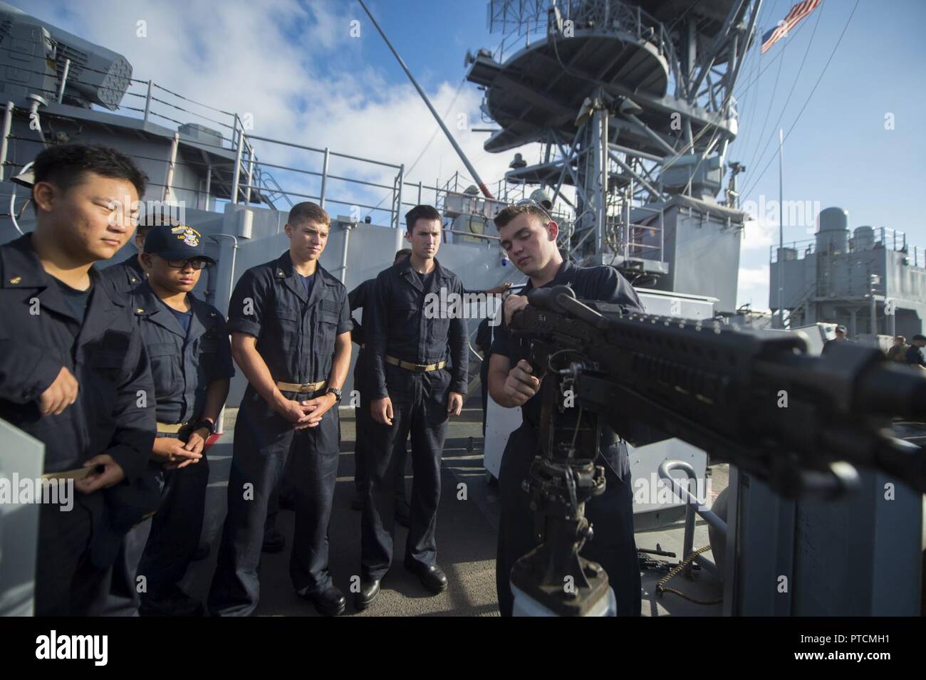 Oceano Pacifico (10 luglio 2017) da bombardieri Mate 2a classe Patrick Neary, nativo di Medford, Massachusetts, assegnato al dipartimento delle operazioni a bordo della dock anfibio sbarco nave USS Pearl Harbor (LSD 52), insegna a un gruppo di aspiranti guardiamarina come caricare un M240-B mitragliatrice sul ponte. Pearl Harbor è attualmente impegnato su una distribuzione programmata come parte dell'America anfibio gruppo pronto, che è composto di più di 1.800 marinai e 2.600 marines assegnato all'assalto anfibio nave USS America (LHA 6), il trasporto anfibio dock nave USS San Diego (LPD 22), e il porto di perla Foto Stock