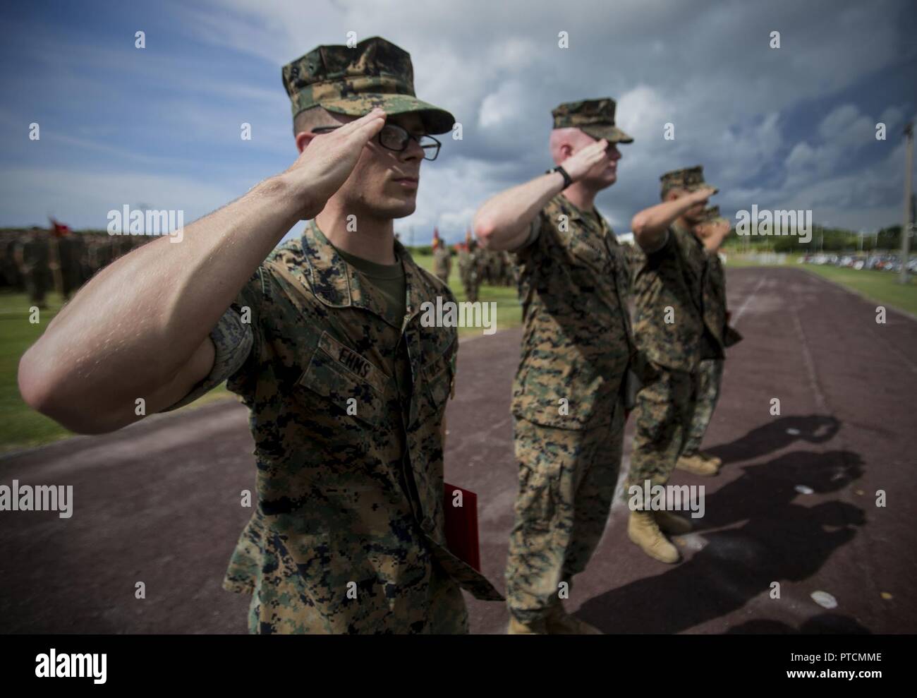 Stati Uniti Marine cpl. Otto Thiele, Eric Goodman, Christopher Ehms e Lance Cpl. Avelardo Guevara Osuna ricevere Navy e Marine Corps conseguimento delle medaglie da Col. Forrest Poole a bordo Camp Kinser, Okinawa, in Giappone, luglio, 11, 2017. I marines sono venuti insieme per assistere un locale donna giapponese durante la loro escursione sul Monte Fuji, Giappone, 3 luglio 2017. La donna, Oda Moe, giaceva a terra, hyperventilating e difficoltà a respirare quando i Marines è venuto alla sua assistenza. Insieme hanno creato una rudimentale barella per portare il suo verso il basso a circa due miglia per ottenere assistenza medica. I marines Foto Stock