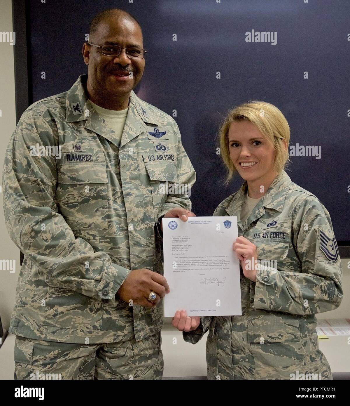 Il comandante del 932nd Airlift Wing, Col. Esteban Ramirez, presenta una lettera di apprezzamento al Tech. Sgt. Sarah Hughes, 932nd delle forze di sicurezza Squadron, per prendere il filo dietro le quinte di lavori in preparazione per la recente 932nd combattere nella sala da pranzo a Scott Air Force Base, Illinois. Ella ci ha aiutato con fondi, attrezzature, che fissano il luogo e la gestione dei volontari. In aggiunta alla formazione sulla sicurezza aviatori, il 932nd AW è una Forza Aerea riserva unità battenti situato in Illinois e la sola unità di riserva utilizzando il C-40 velivoli. Foto Stock