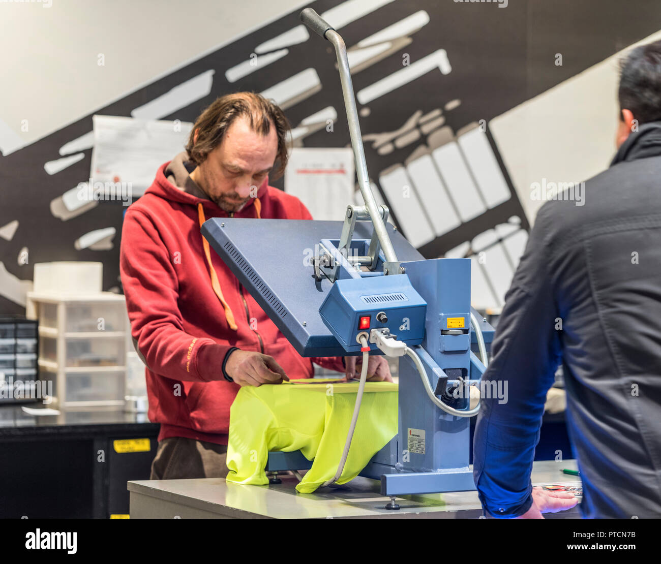 I nomi di stampa su magliette nel negozio di ventola a San Siro. Milano, Italia Foto Stock