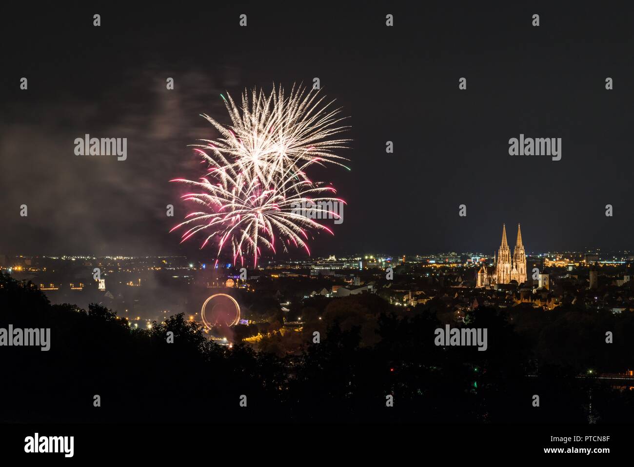 Fuochi d'artificio del Herbstdult con ruota panoramica Ferris e cattedrale di Regensburg, Germania Foto Stock
