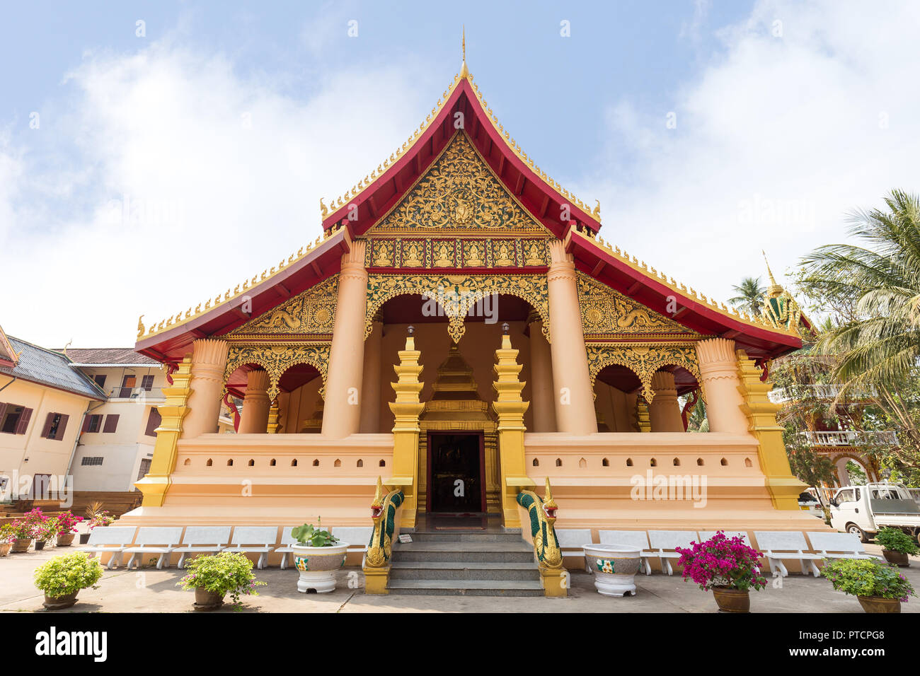 Wat Ongs Teu Mahawihan (il Tempio del Buddha di pesanti), un monastero buddista, in Vientiane, Laos, in una giornata di sole. Foto Stock