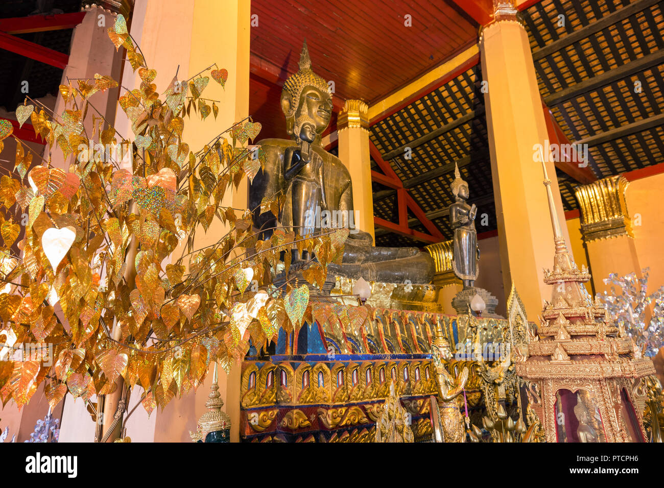 Altare con diversi Golden Statue di Buddha e altri elementi al Wat Ongs Teu Mahawihan (il Tempio del Buddha di pesanti), un monastero buddista, in Vientiane Foto Stock