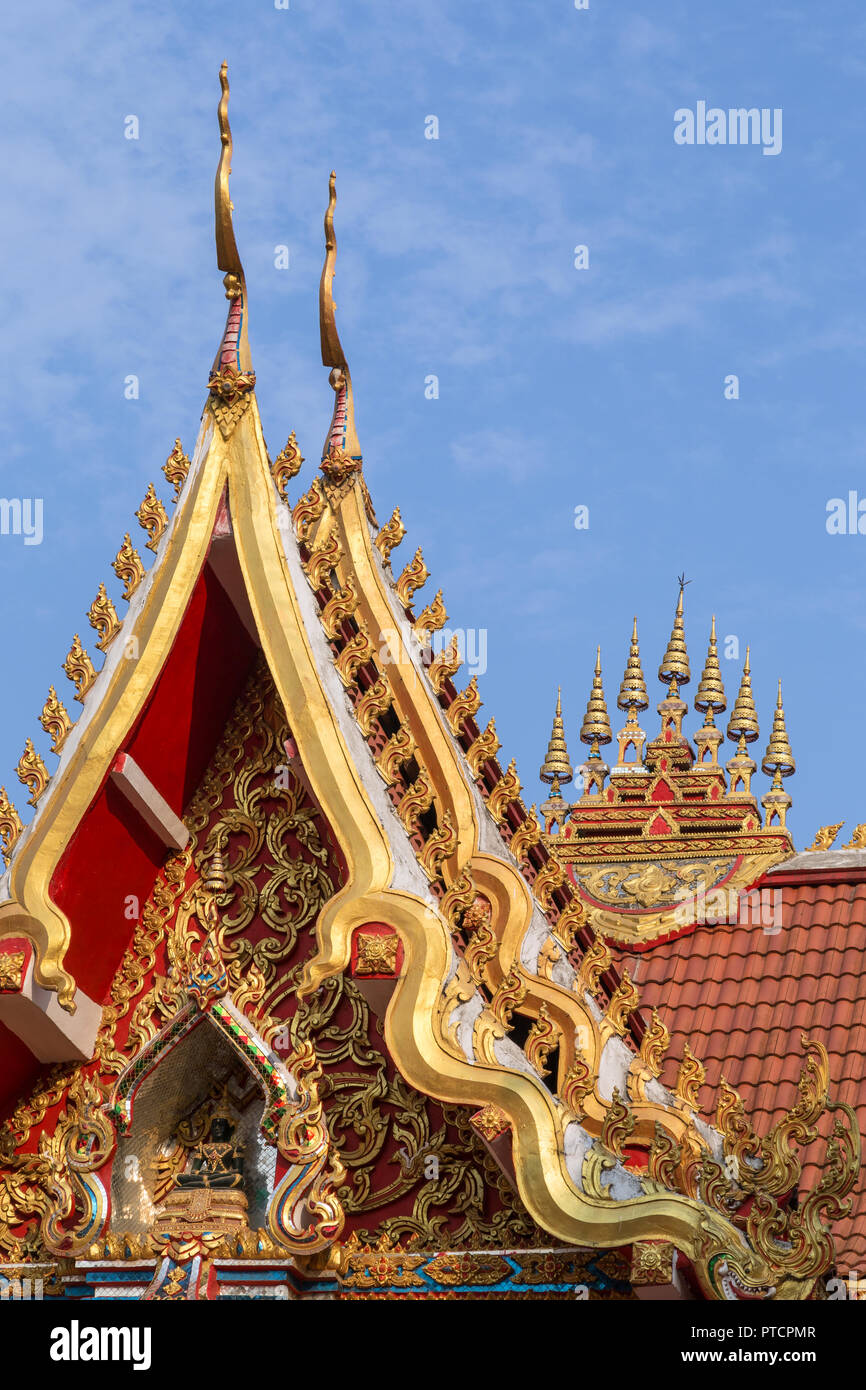 Ornato e intricato facciata e tetto del wat Buddhisti Chanthaburi (Chanthaboury) tempio di Vientiane, Laos, in una giornata di sole. Foto Stock