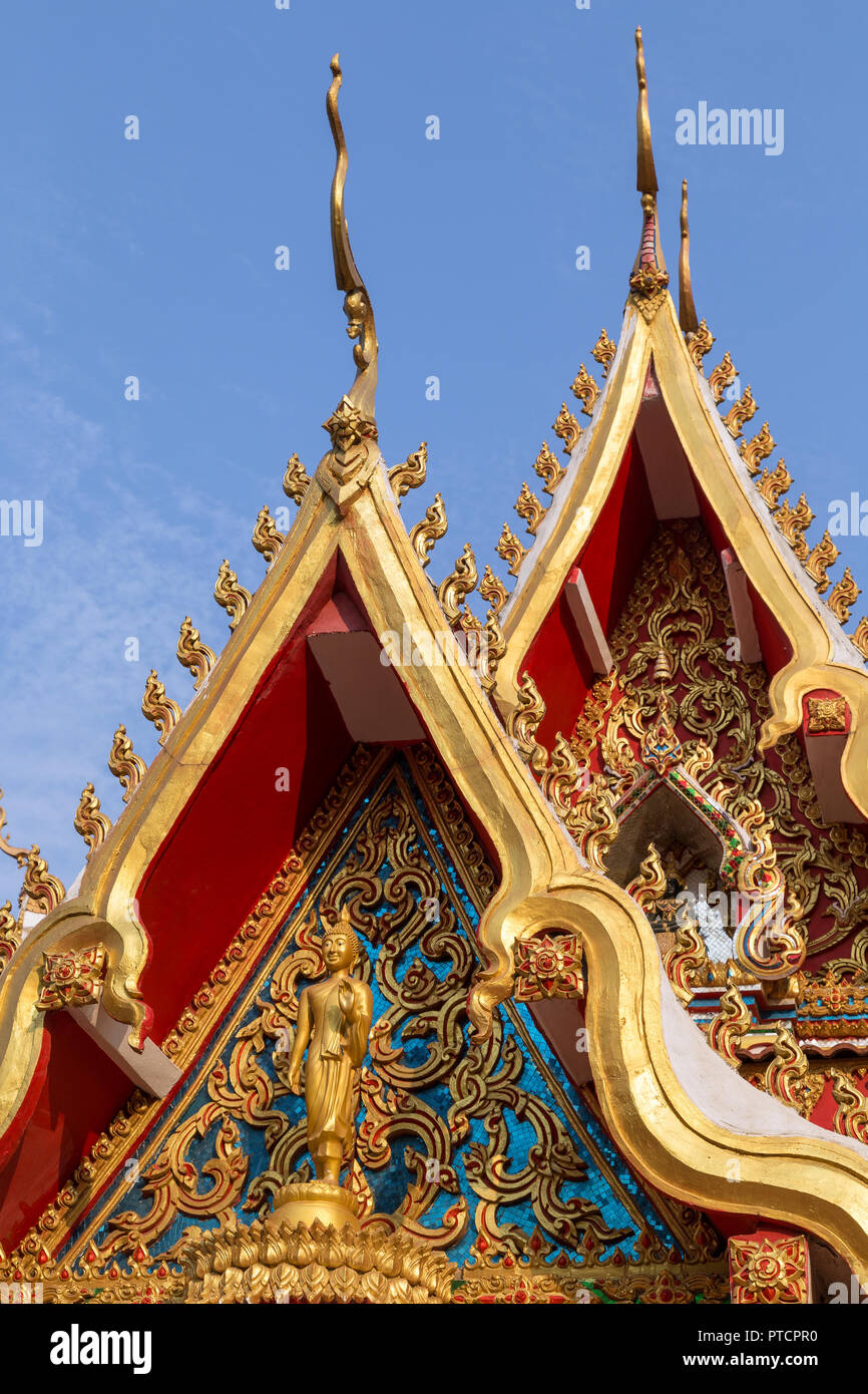 Close-up di ornati e intricato facciata e tetto del wat Buddhisti Chanthaburi (Chanthaboury) tempio di Vientiane, Laos, in una giornata di sole. Foto Stock