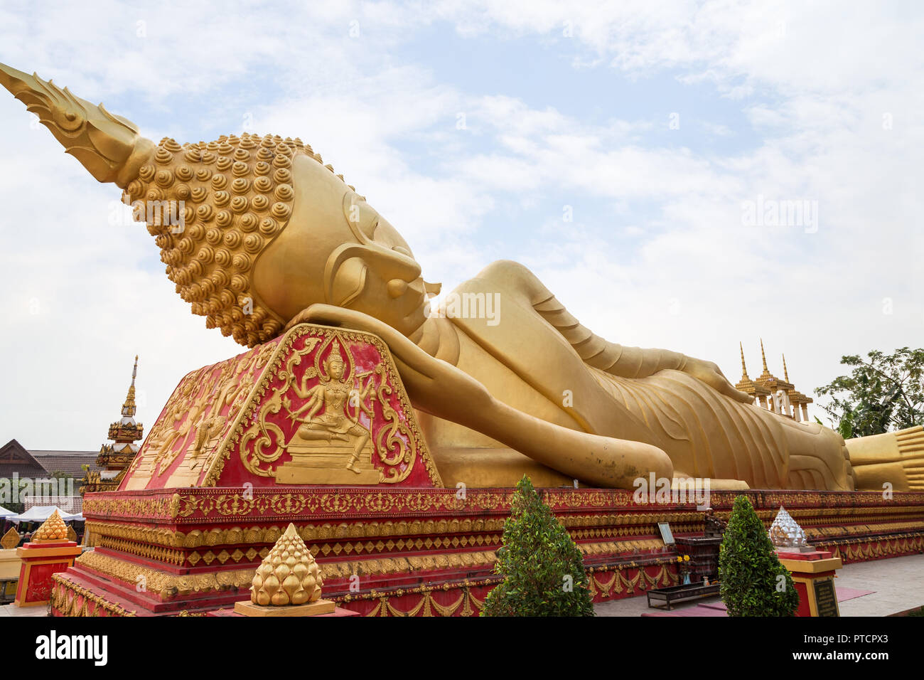 Grandi reclinabili dorato statua del Buddha al Wat That Luang Tai tempio di Vientiane, Laos. Foto Stock