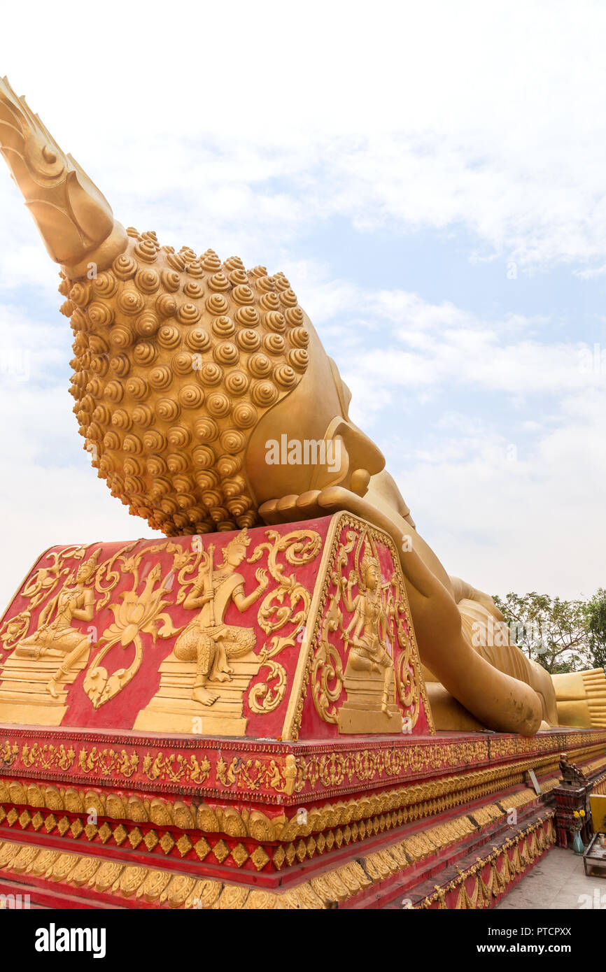 Grandi reclinabili dorato statua del Buddha al Wat That Luang Tai tempio di Vientiane, Laos. Foto Stock