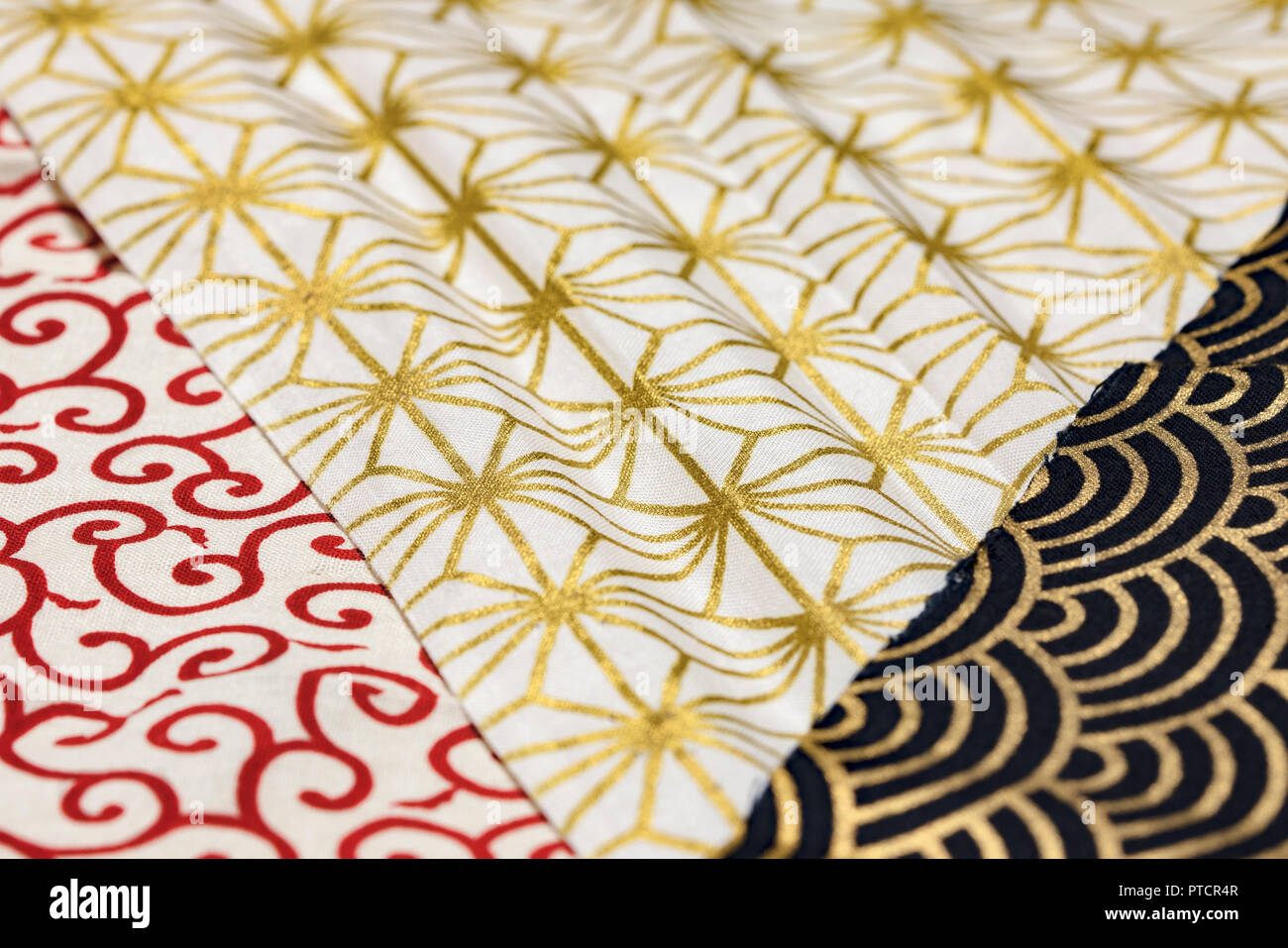 Altamente dettagliate tutto texture di sfondo di traditionals japaneses rosso, oro e bianco e nero di foglie di canapa o rainbow modello sagomato testo design Foto Stock